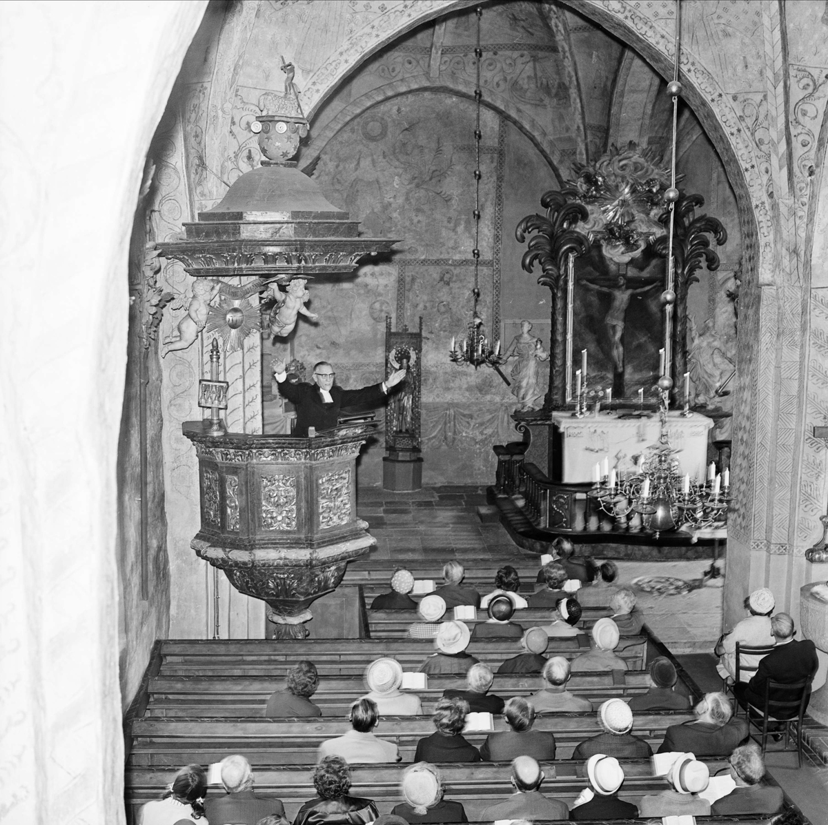 "Fornminnesföreningen på vårresa i Roslagen", Knutby kyrka, Knutby socken, Uppland maj 1965