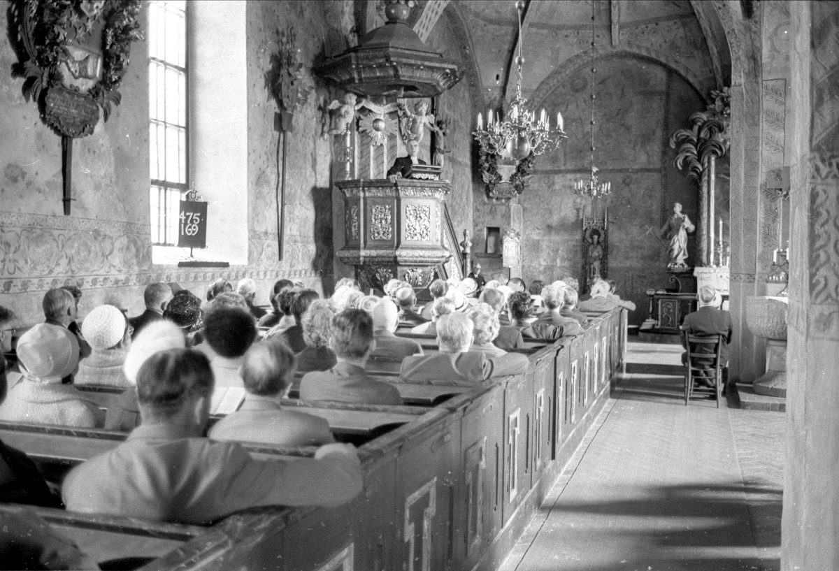"Fornminnesföreningen på vårresa i Roslagen", Knutby kyrka, Uppland maj 1965
