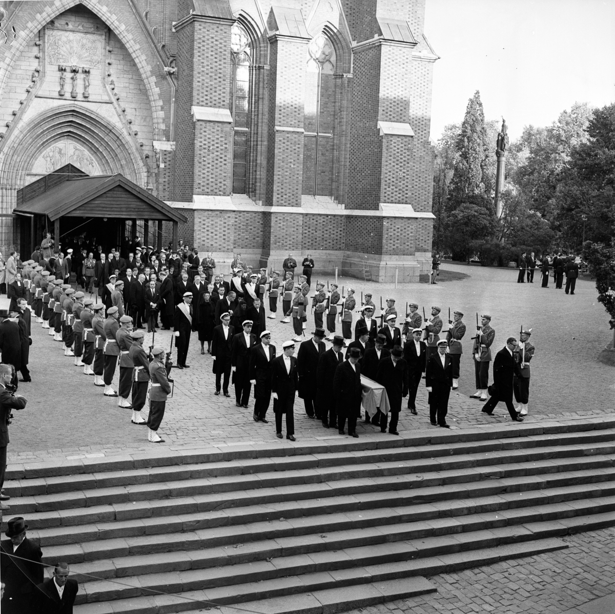 Dag Hammarskjölds begravning, utanför Uppsala domkyrka efter jordfästningen, Uppsala 29 september 1961