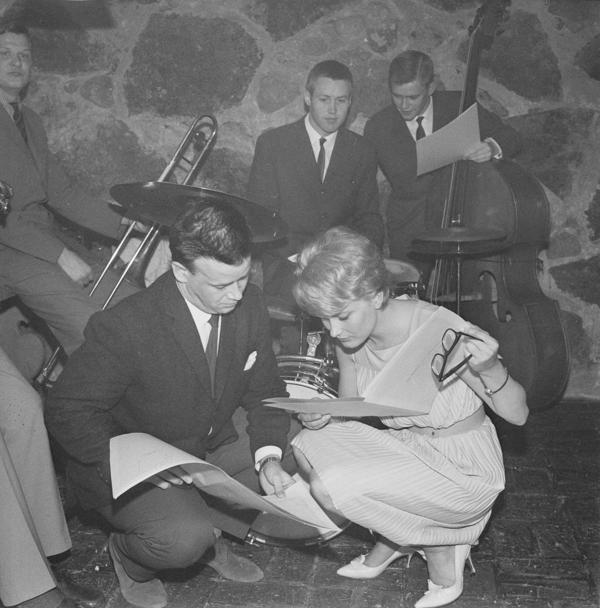 Lyrikern Svante Foerster, sångerskan Monica Zetterlund, trumslagaren Rune Carlsson och kompositören Curt Lindgren på Hot House, jazzklubb på Uplands nation, Uppsala 1961