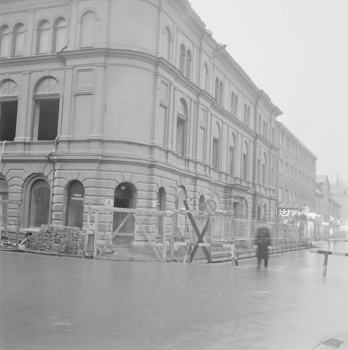 Polisen spärrade av Drottninggatan utanför Göteborgs nations gamla naitonshus efter rykten om att huset sjunker och måste sprängas