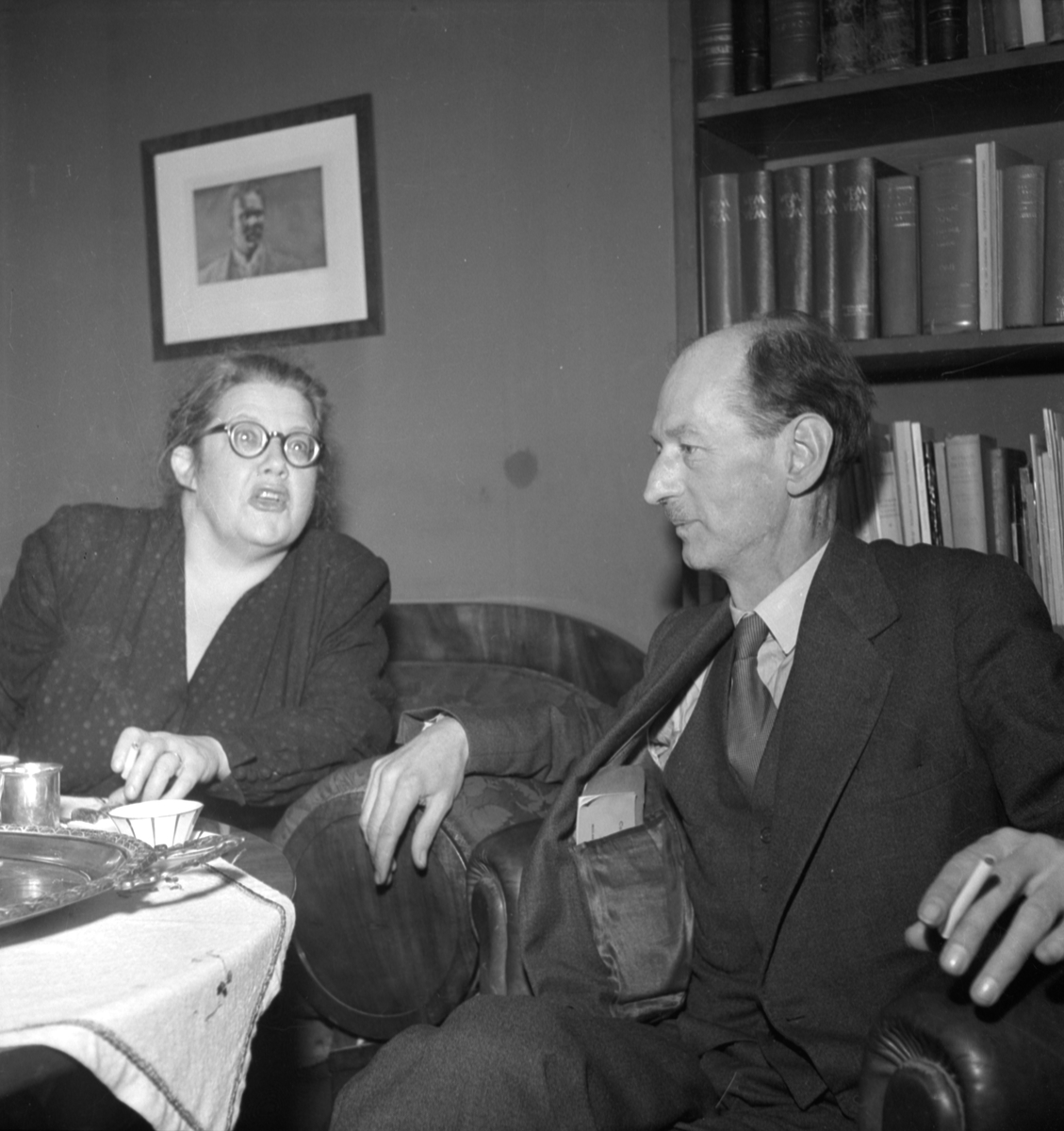 Professor Björn Collinder får besök av en tysk kollega, Uppsala 1952