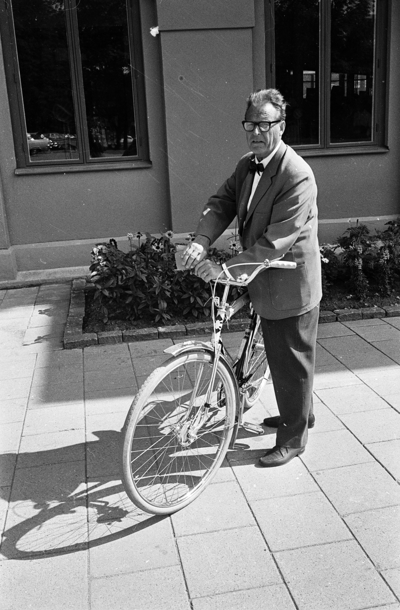 Landshövding Olov Rylander med cykel, Uppsala juli 1966