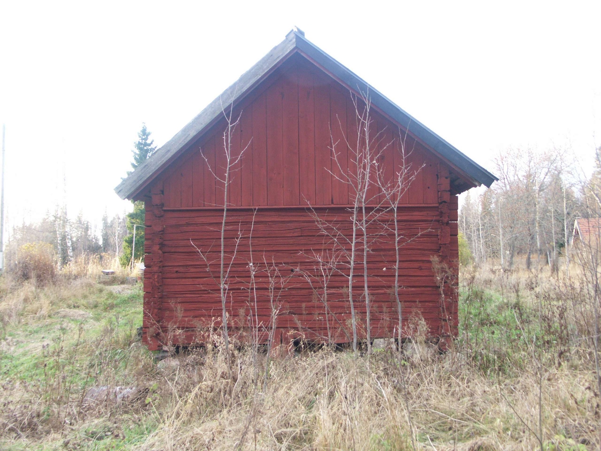 Trösklada, inbyggd i lada från senare tid. Torpmiljö, Norrby, tidigare ägd av Österby, friköpt vid inventeringstillfället 2004.