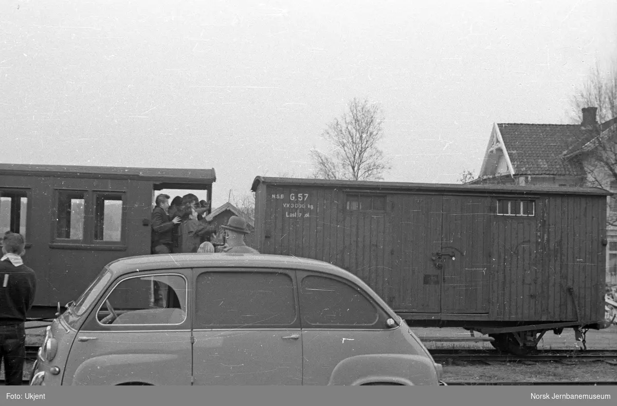 Vogner i tog på Lierfoss stasjon