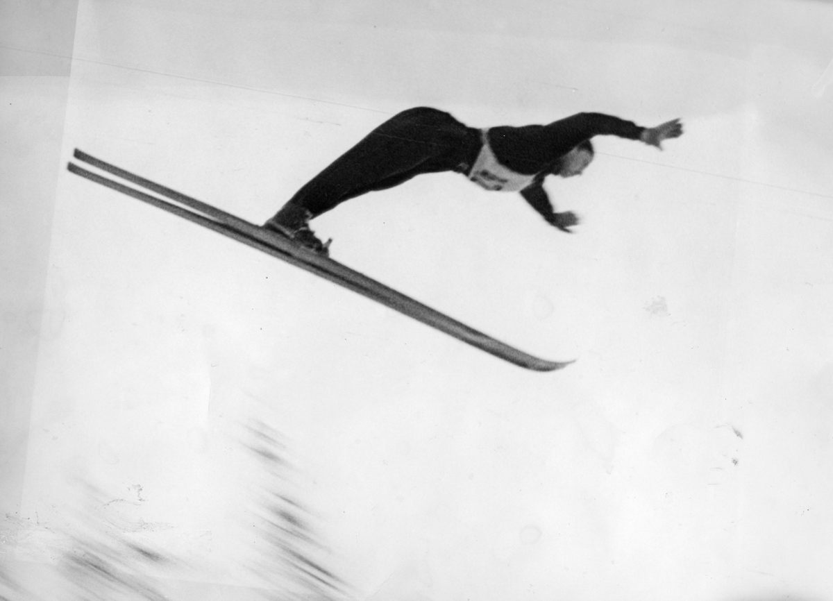 Petter Hugsted i Hannibalbakken i 1946. Petter Hugsted at the  Hannibalbakken jumping hill in 1946.