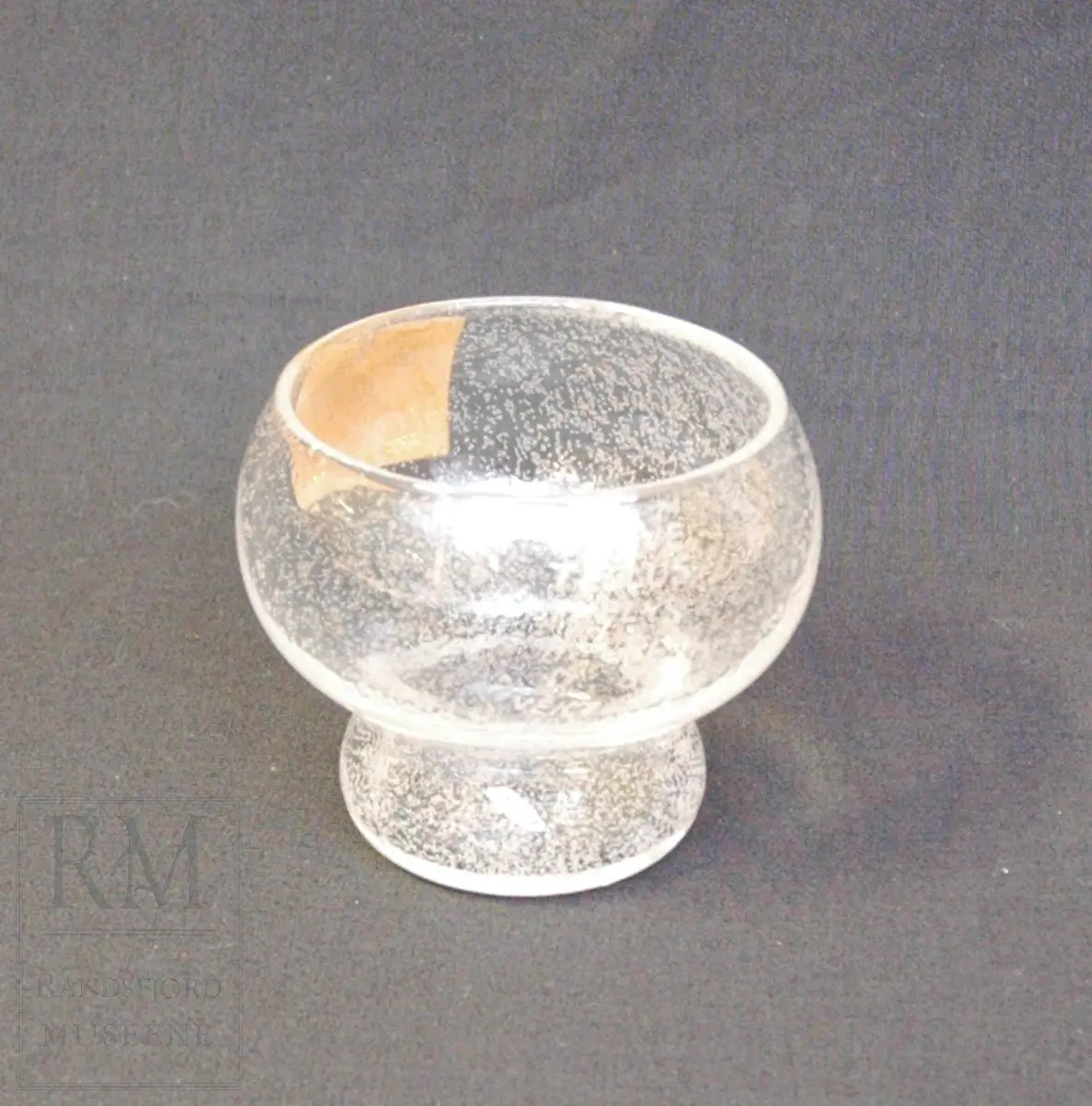 Form: Rund, med stett. Små bobler i glasset
