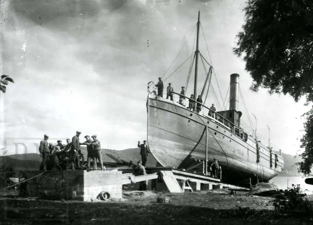 Båtslippen på Nordbytangen. Båten er Oscar II.