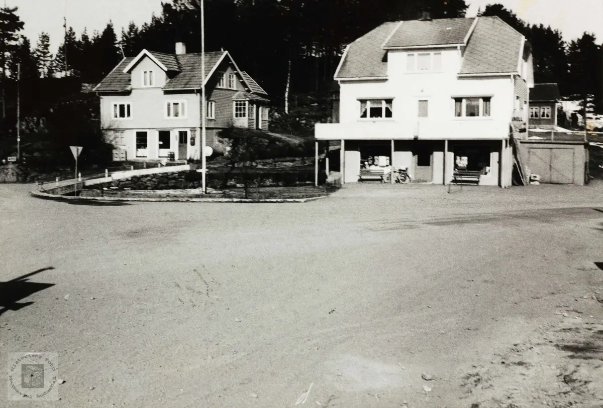 To forretningsbygg der riksvegar krysser kvarandre på Sveindal.