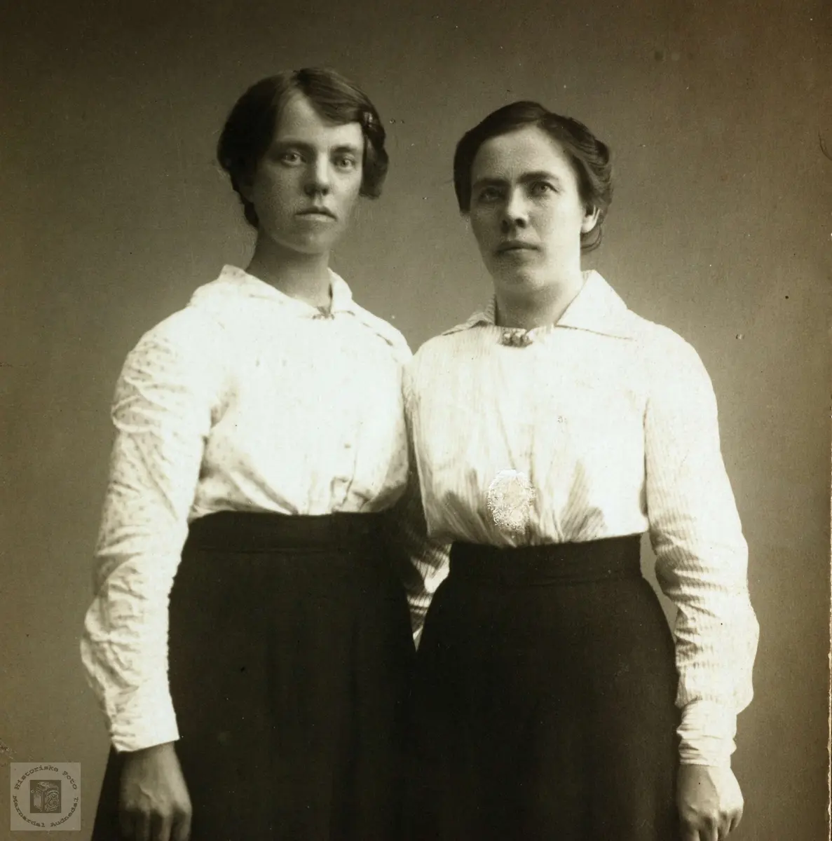 Portrett av søstrene Berthe og Kathrine Smedsland, Grindheim.