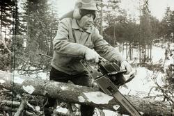 Ola Ågedal i gang med skogsarbeidet som han liker best.