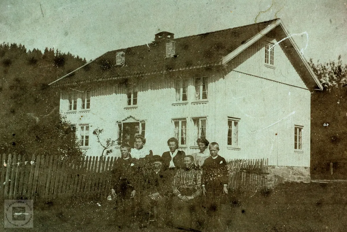 Familien samla i heimen "Der heima" på Austre Sveindal.