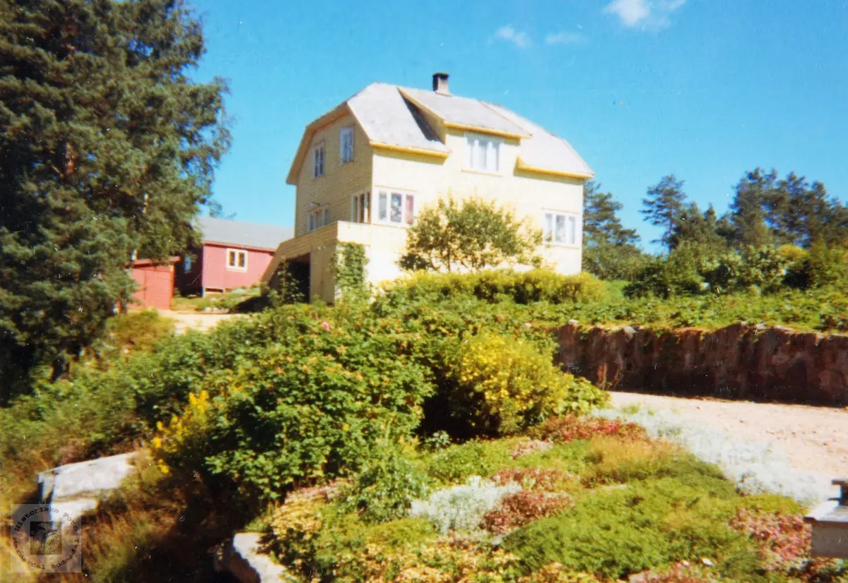 "Vestheim", Sveindal med nydeleg hage i sommersol. Grindheim.