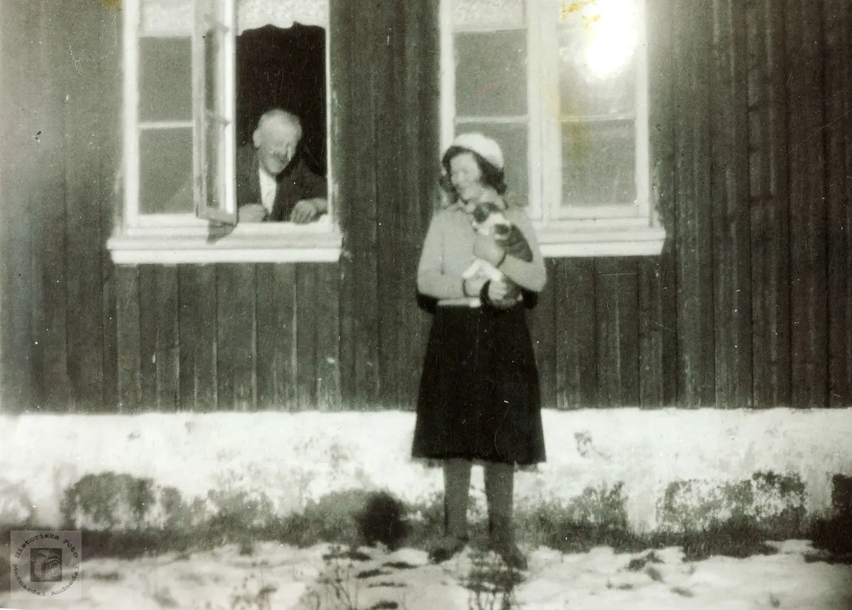 Jørgine Flåt med hunden i snakk med far i vinduet. Grindheim.