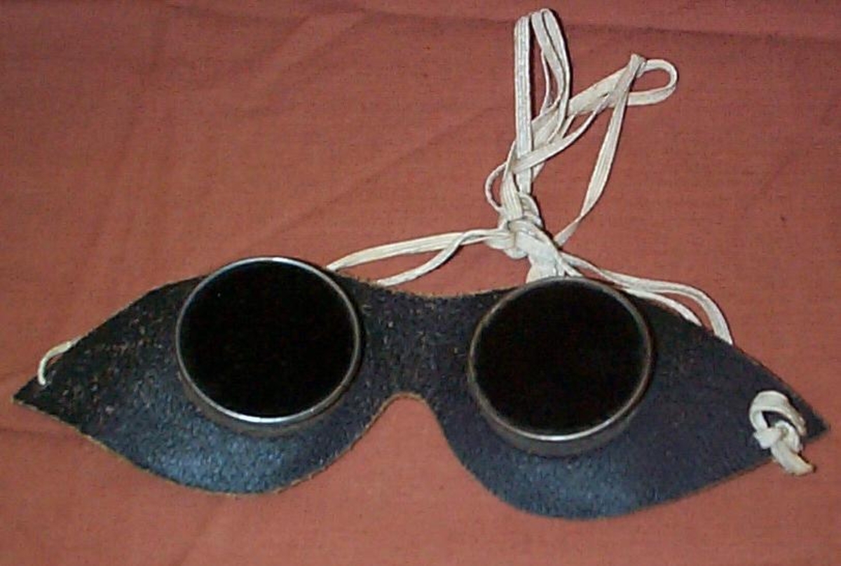 Svarte skibriller med farget glass og strikk bak.