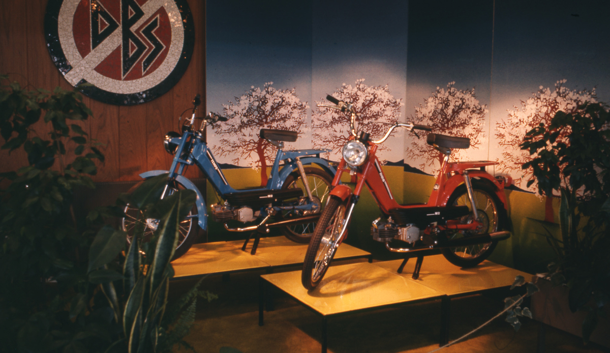 Produktfoto: utstilling av Tempolett mopeder med automatgir
