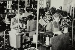 To kvinner ved symaskiner syr Wild-West-bukser i konfeksjons