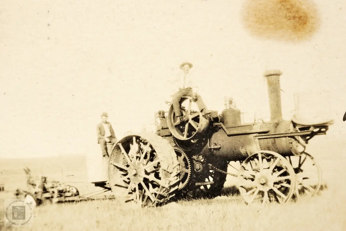 Pløying med traktor i Montana USA.