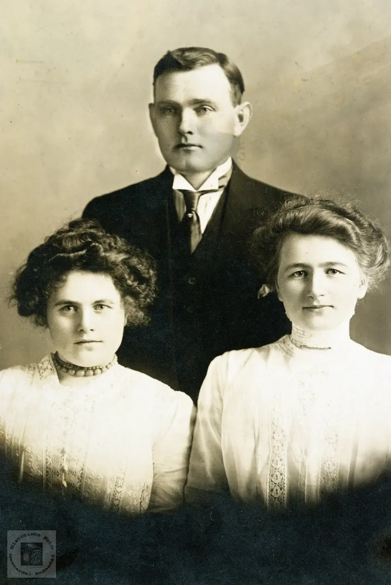 Familieportret med far og to døtre i USA. Grindheim.