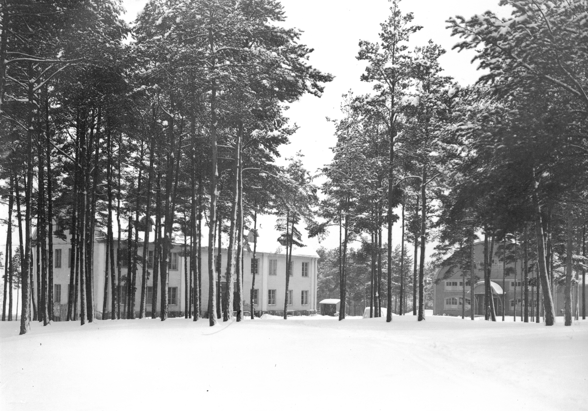 Kanslibyggnad på F 2 Hägernäs om vintern, 1937. Sett från sidan, med ...