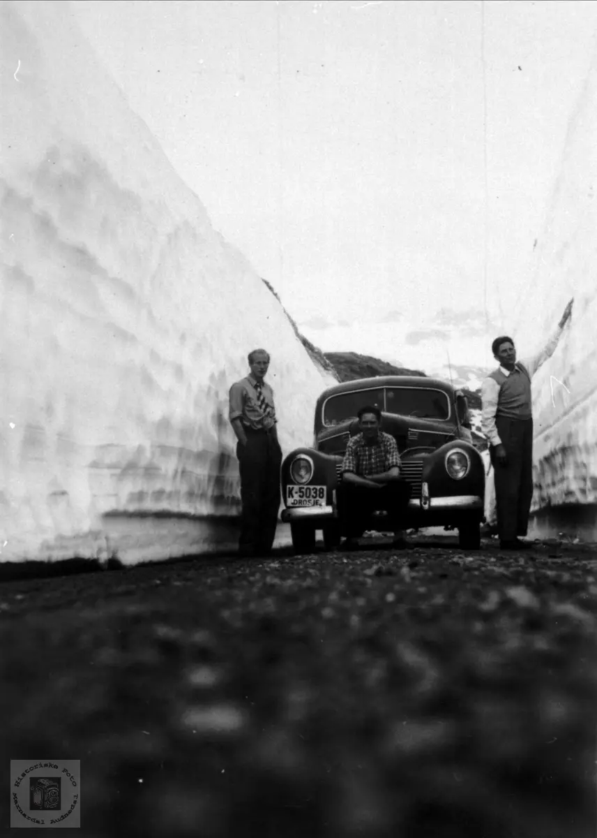 Stor snømengde på Vikafjellet i juni 1953.