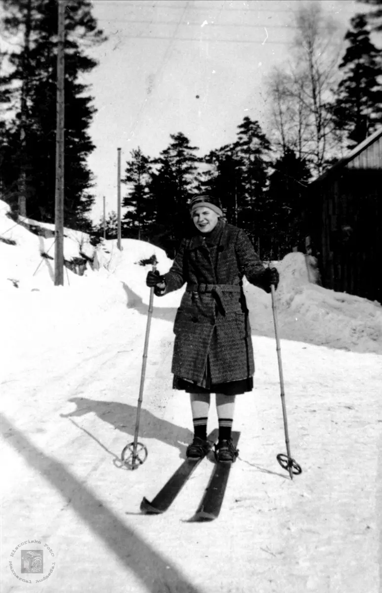 Kristi Gunlaug Apesland gift Skeibrok på ski.