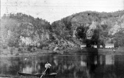 Idyll på garden ytre Homme ved Manflåvann, Bjelland.
Mannen