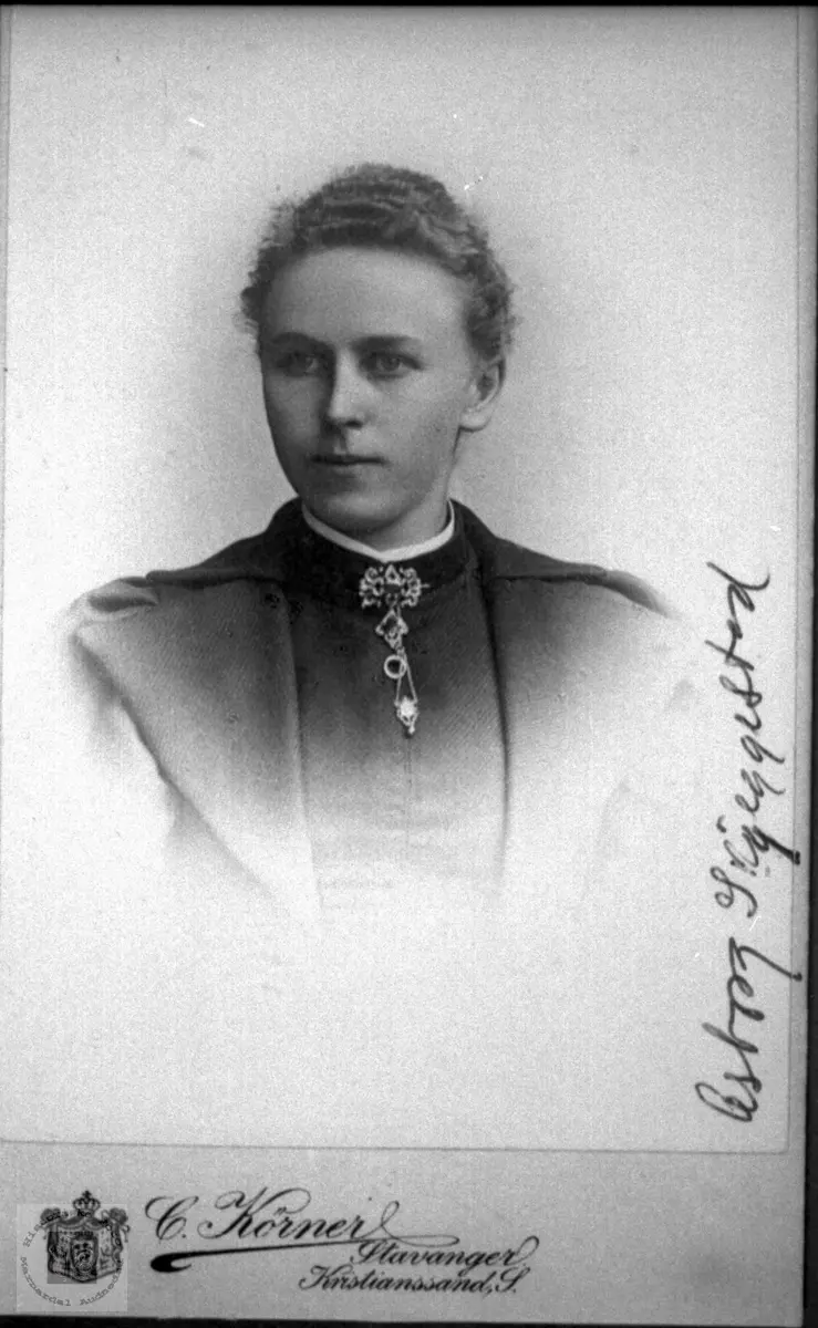 Portrett av Asborg Knutzen Nødbekk gift Skjeggestad, Bjelland.