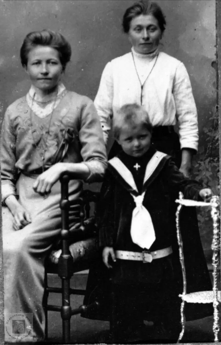 Portrett av tre personer:Torborg Kron m/sønn Arthur og en ukjent person. 