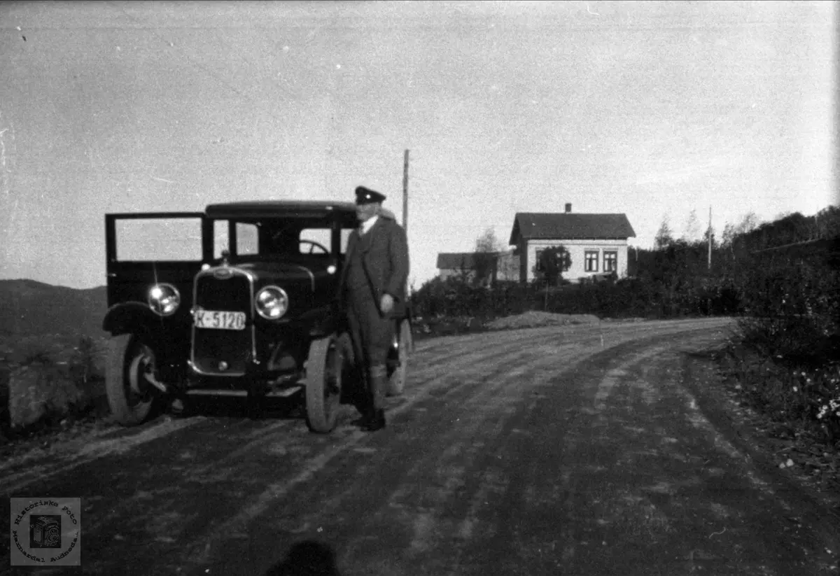 Lensmann Jørgen Lauvdal med bilen, Laudal.