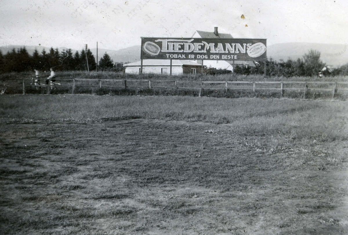 Odds station i Skien etter oppussingen i 1939, reklameskilt fra Tiedemann.