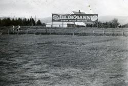 Odds station i Skien etter oppussingen i 1939, reklameskilt 