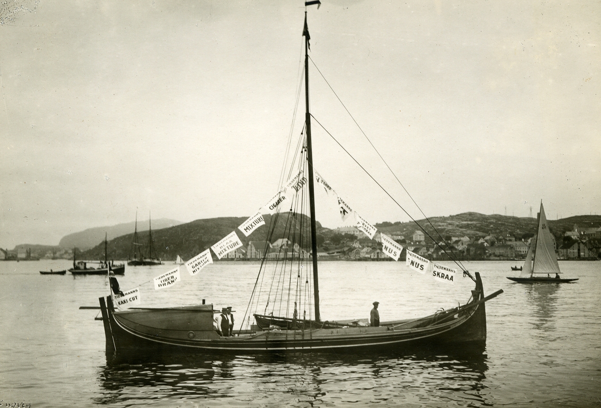 Dette er antatt den nordlandske Fembøringen "Opreisningen" som ble kjøpt som gave av J. L. Tiedemanns Tobaksfabrik til Norsk Folkemuseum. Den ble seilet fra Sandnessjøen til Oslo i juli-august 1927 av kapten Johan Røring.