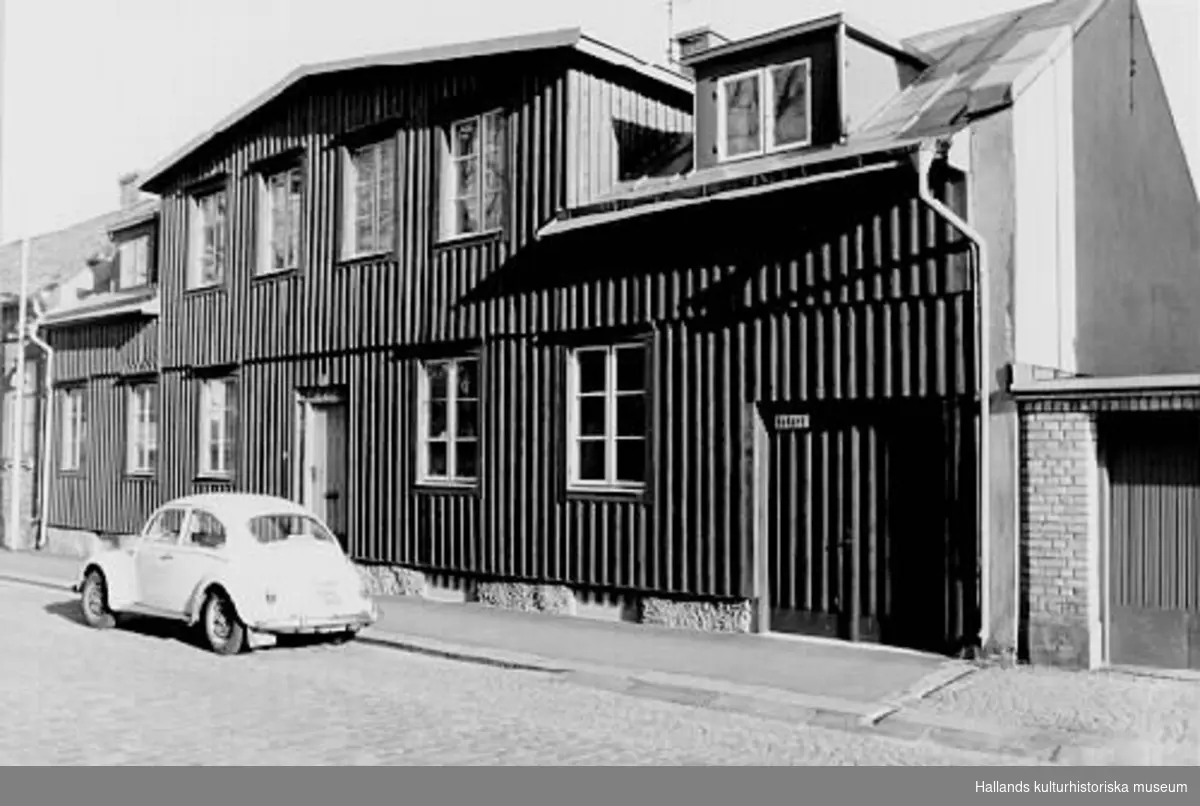 Exteriör. Varberg, kv Gästgivaren 8, Huset ligger utmed Prästgatan. Bilden tagen mot väster.