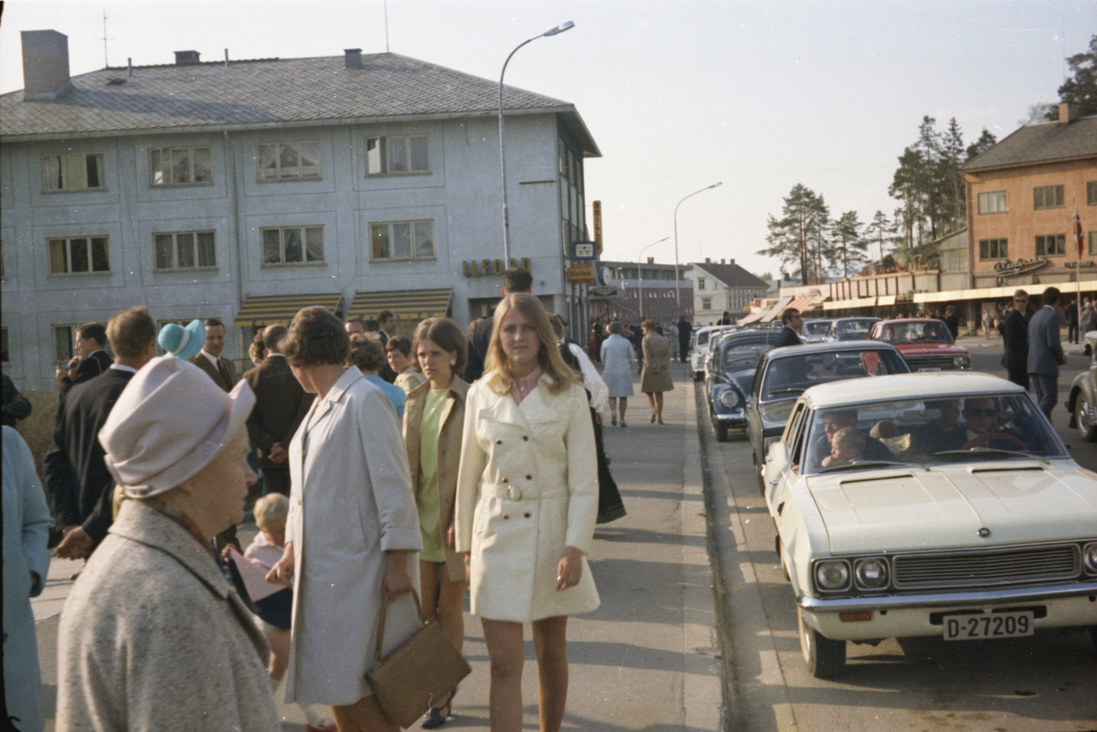 17. mai, Elverum. 1970. Mennesker på fortauet ved Elvearheimsparken. 