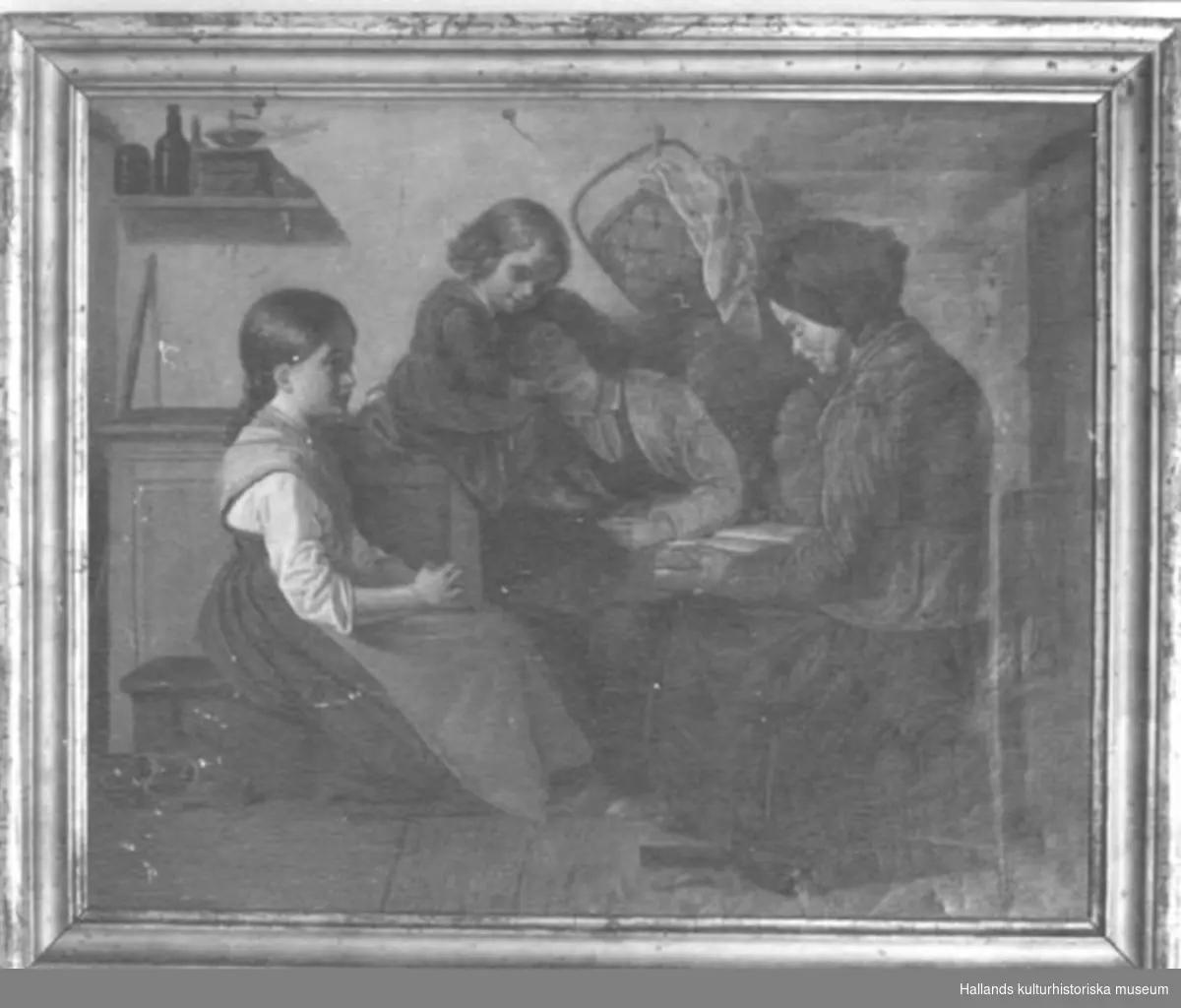 Motiv: Tre barn samlade kring en sittande kvinna, som läser ur en bok. Förgylld ram av furuträ.