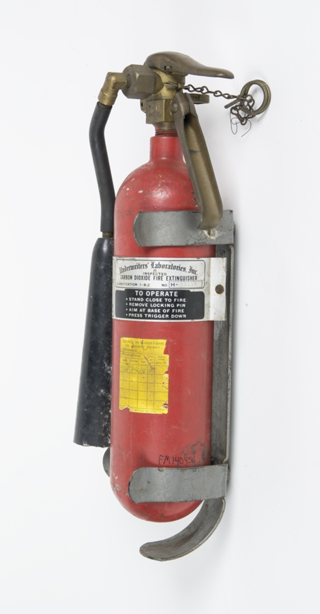 På brandsprutan finns en plåt varpå det står: Underwriters Laboratories.inc. Inspected Carbon dioxide Fire Extinguisher.