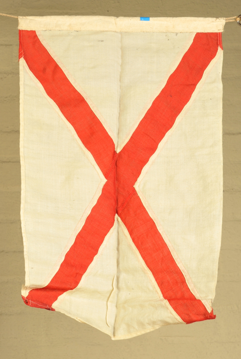 Hvitt flagg med rødt diagonalt kors. Viser bokstaven V.