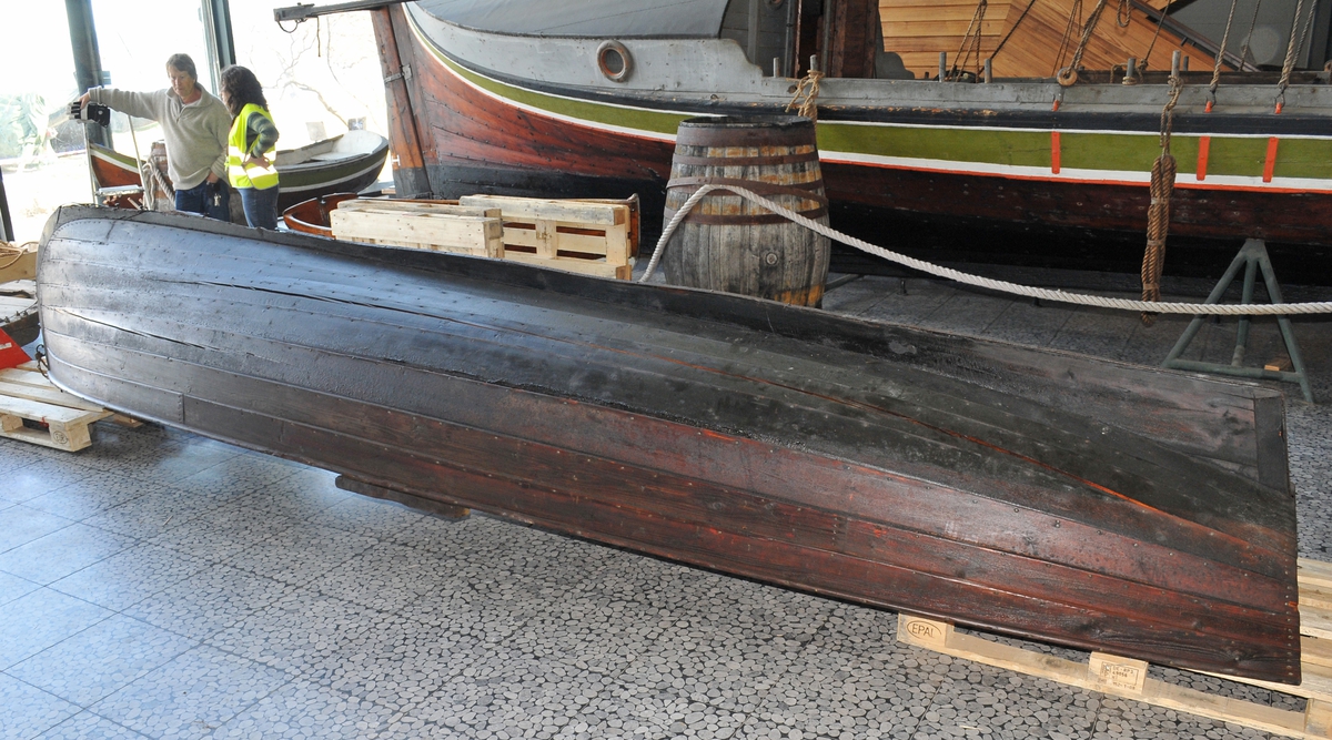 Klinkbygget robåt med 7 bordganger, oljet m. tjære, terpentin og linolje.