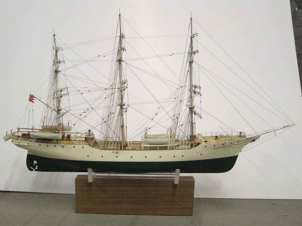 Modell av skoleskipet ""Christian Radich"", uten seil.