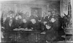 Gruppebilde, lensmann, direktør m.fl.