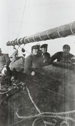 Fire personer i cockpit ombord i 12meter 'Raak' (b.1914).