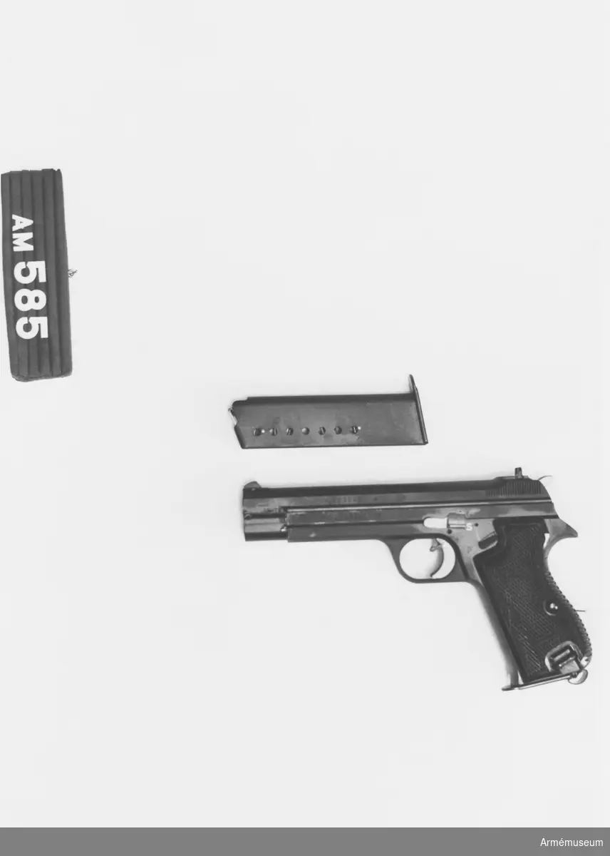 Halvautomatisk pistol tillverkad av SIG, (Schweizerische Industri Gesellschaft am Rheinfalls). Vapnet går lätt att ändra för 7,65 mm ammunition genom att byta ut pipa och rekylfjäder. Magasinet rymmer åtta patroner. Eldhastighet: 350 skott/min.
