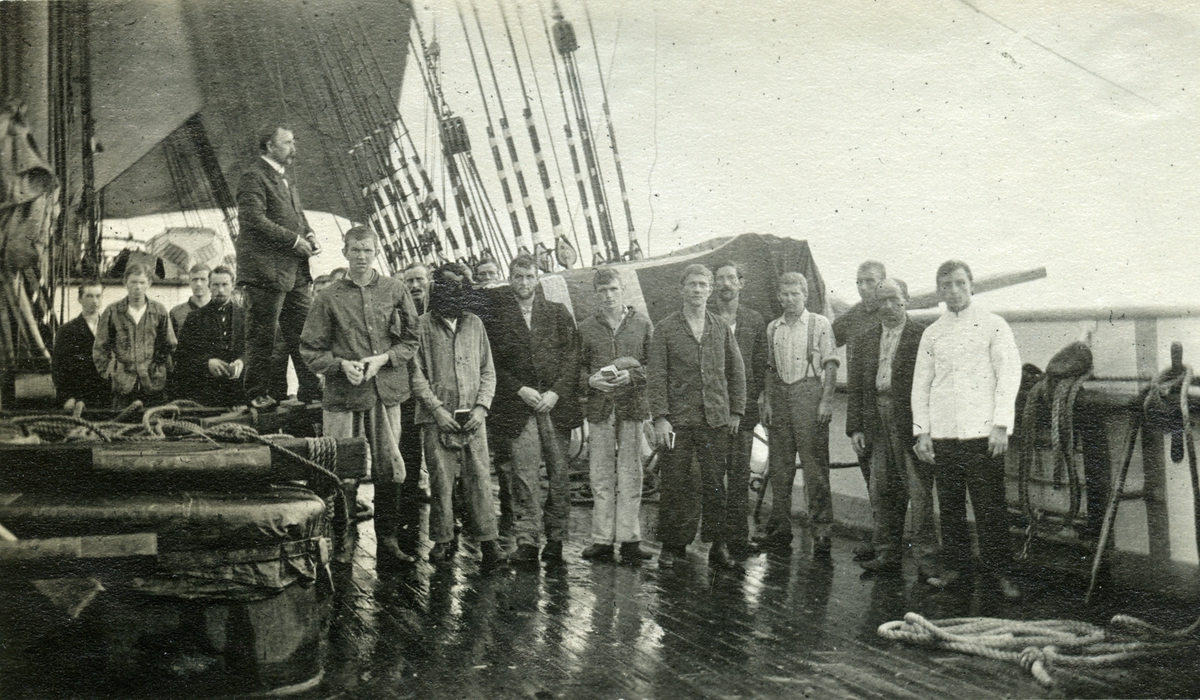 Begravelse i sjøen. - Ombord i Stålbark 'Støveren'(ex Beechbank)(b. 1892, Russel & Co., Greenock).