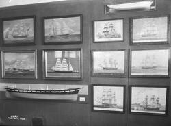 Halvmodeller og skutemalerier i utstillingen. - Norsk Sjøfar