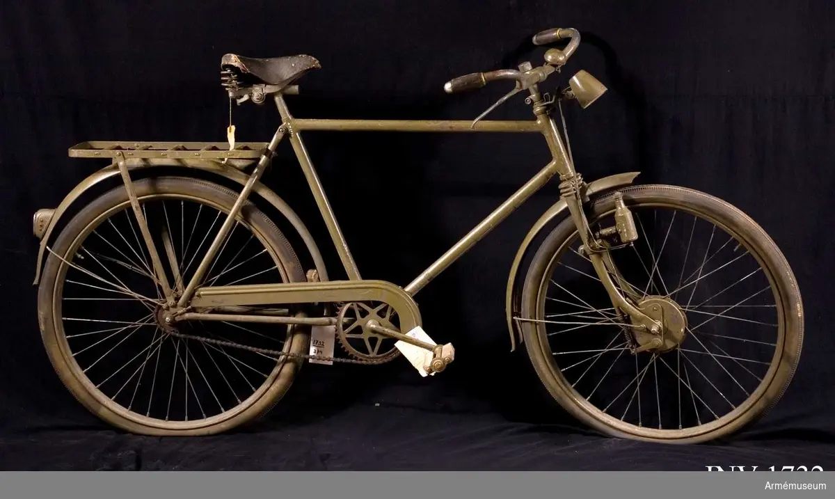 Cykel m/1942 för Livgardets dragoner, K 1. 
Lackerad med olivgrön färg. Samhörande cykellyse, verktygsbox med cykelpump och reparationsmateriel.