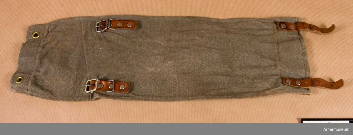 Gråbrungrön smärting. Stroppar och söljstycken av läder jämte söljor, anbragta på underlag av skinn. Varje damask förses med två öljettet för fästande kring nedre delen av byxbenet och övre delen av marsch-skid-skon. Källa: Uniformsbestämmelser för armén, 1946 års upplaga s 5.

Samhörande nr är 2818-2829 (2821-2822).