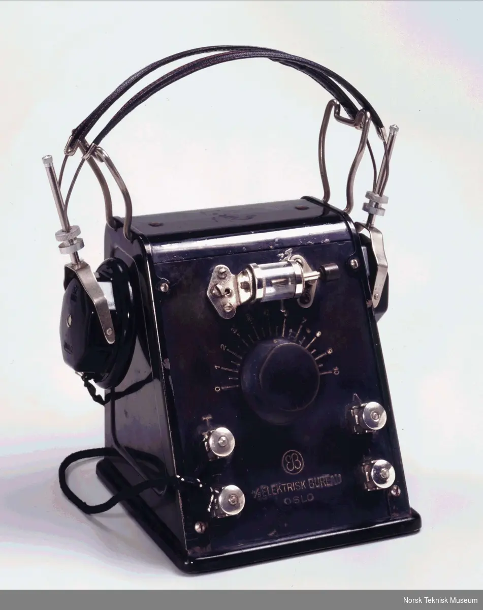 Radioapparat, metallkasse, med bøyle og hodetelefon