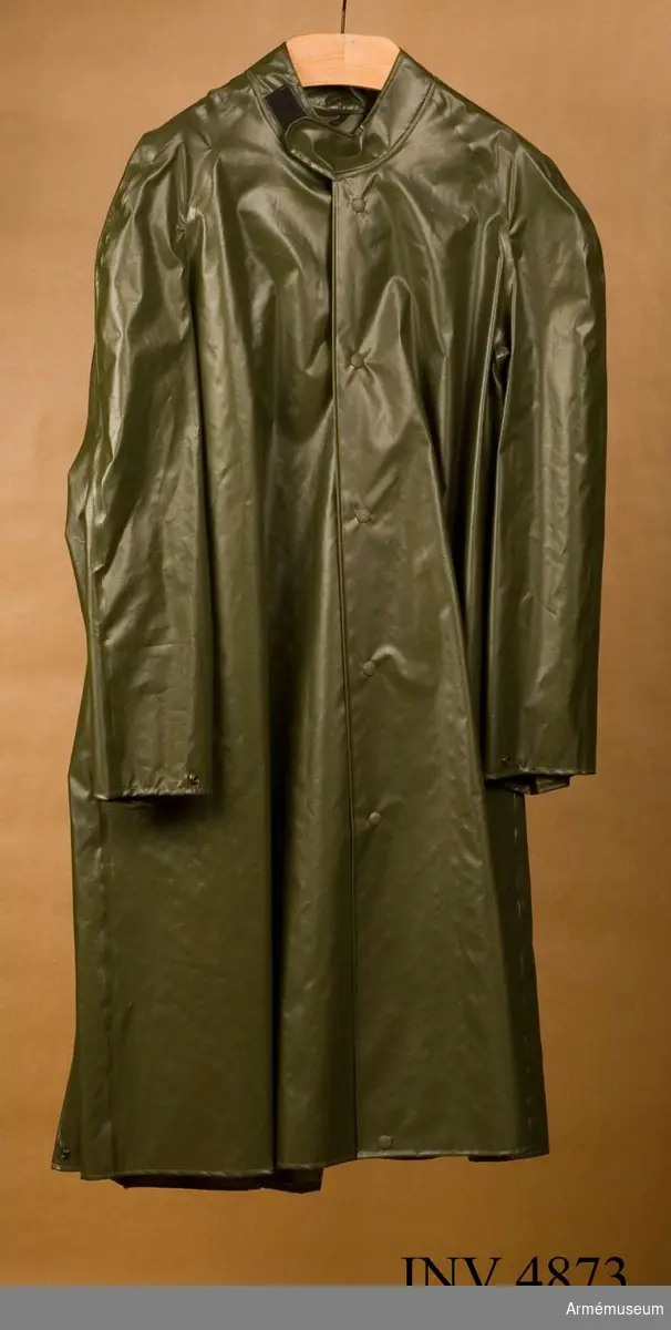 Storlek: 46-50.Regnkappa m/1975, grön. Får bäras till alla uniformsdräkter  utom högtidsdräkt. Kardborrband vid halsen och djupt bälgveck bak samt sprund. Tillhör utrustningslista 1979.