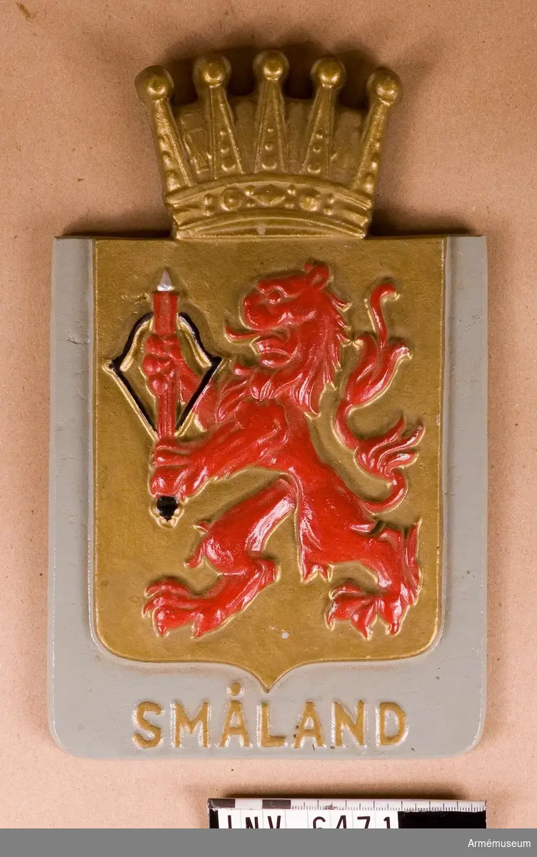 Målat i grått med sköld, krona och text i guld och lejon i rött.

Samhörande nr är AM.6445-6471